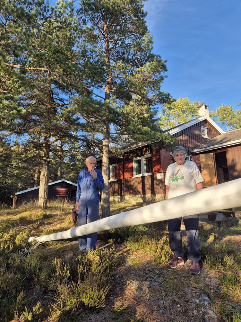 Stonga i posisjon i foten. No gjenstår det tyngste arbeidet - sjølve reisinga.